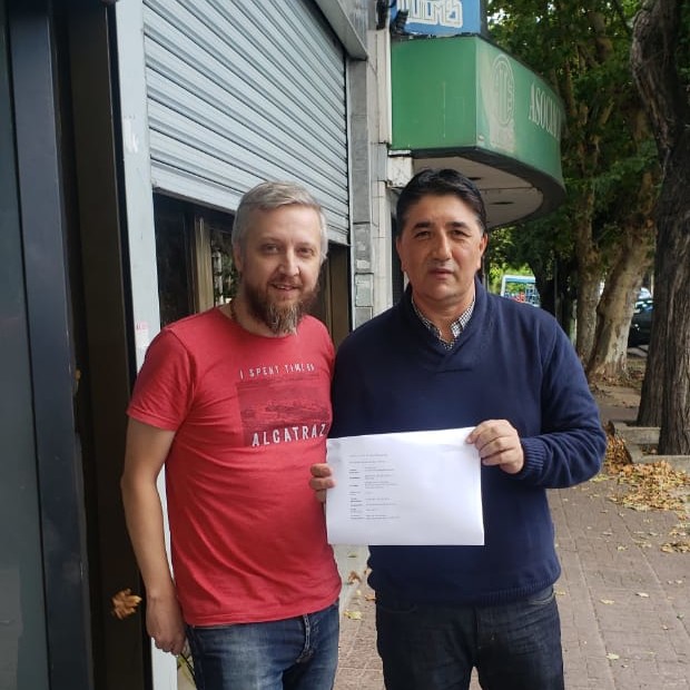 Ordenan reincorporar al delegado despedido que se había encadenado a la Municipalidad