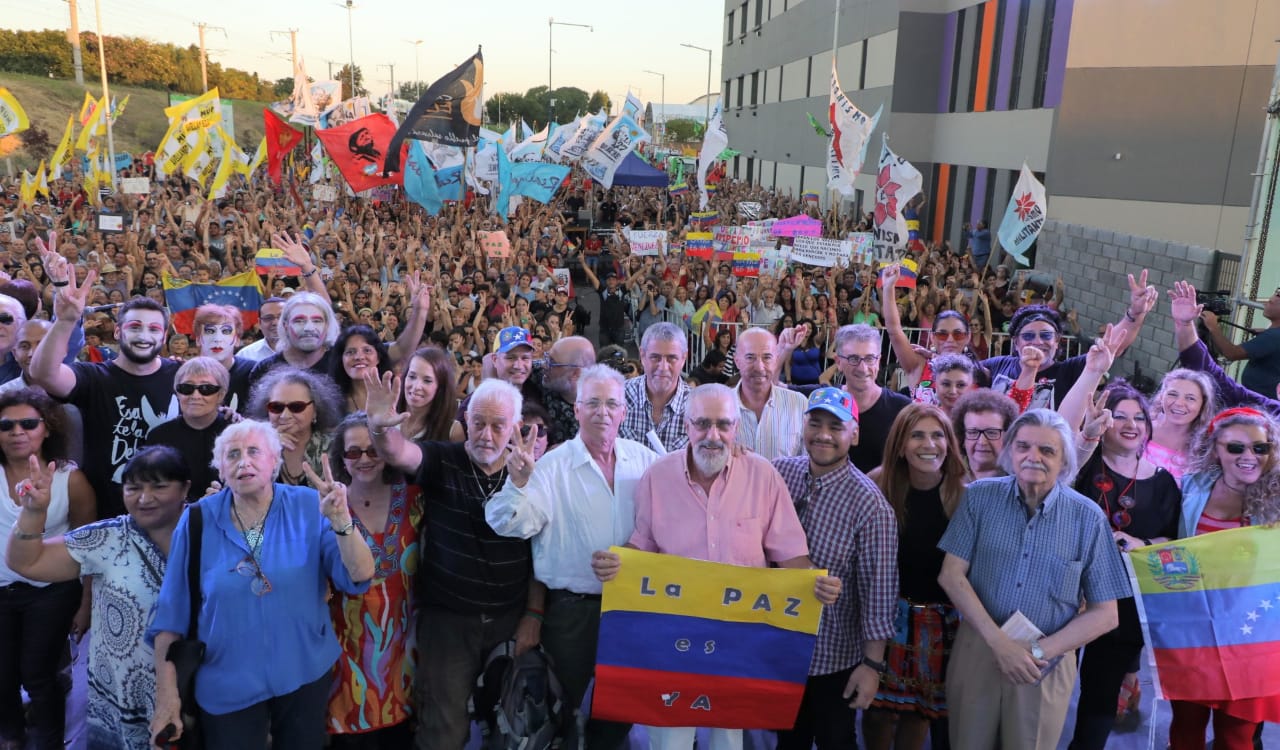 Junto a funcionarios venezolanos, Ferraresi inauguró la plaza de la polémica