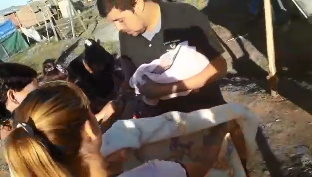 Mujer parió en medio de una acampe por viviendas en Varela