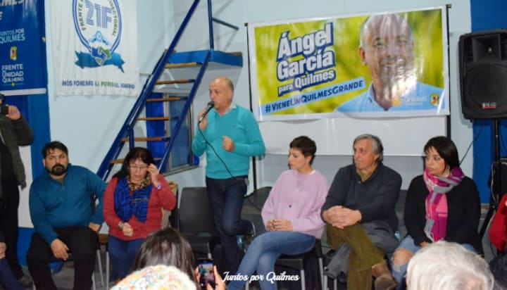 Ángel García bajó su candidatura y apoya a Mayra Mendoza