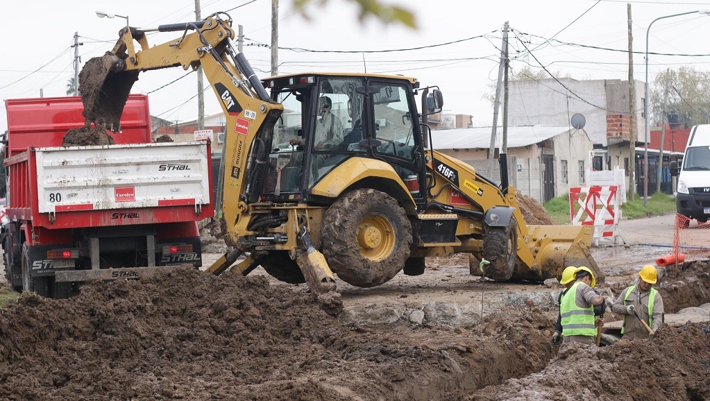Intesos trabajos de bacheo y repavimentación en el límite con Lomas de Zamora