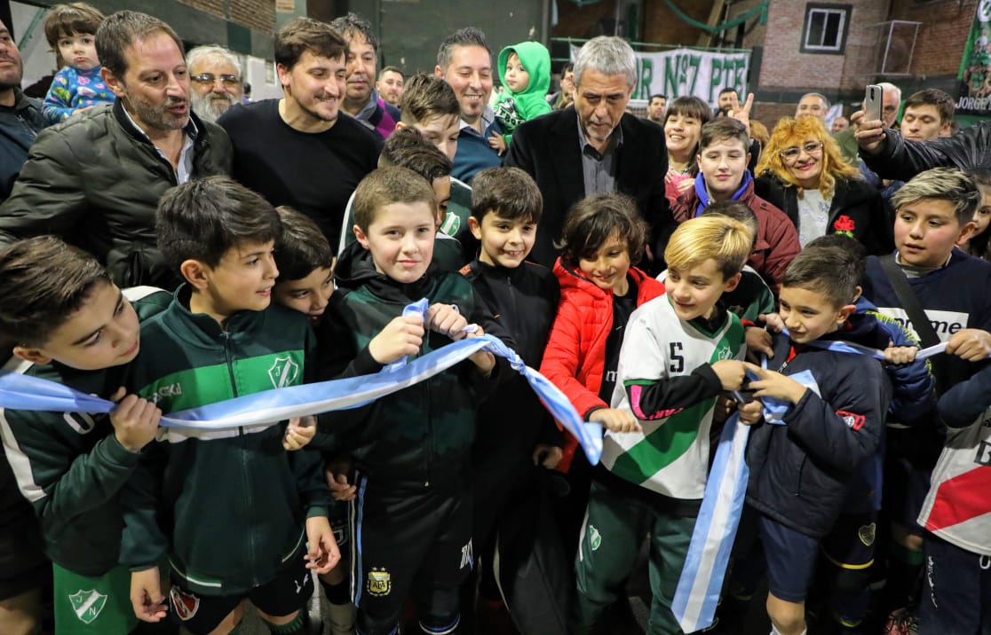 Ferraresi inauguró obras en dos clubes de barrio