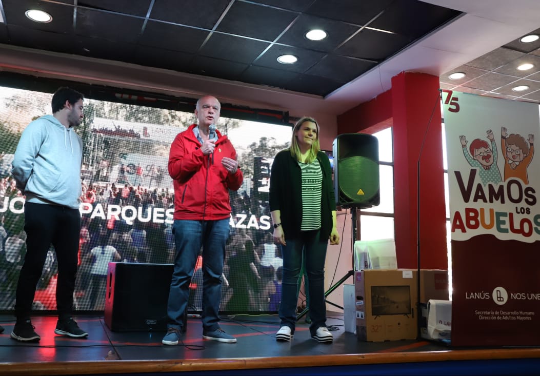 Grindetti almorzó junto a cientos de jubilados en su día
