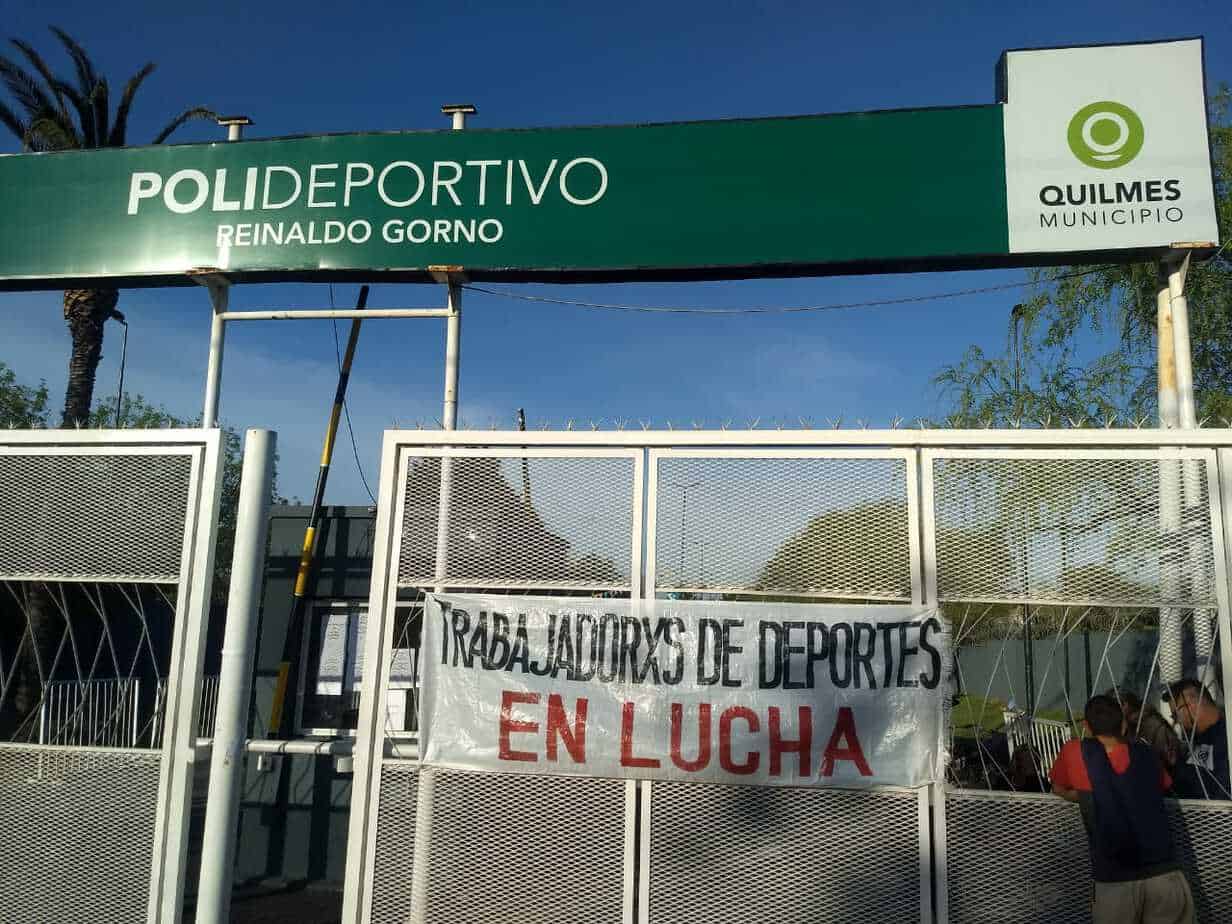 El Polideportivo Municipal se encuentra cerrado por protesta de trabajadores