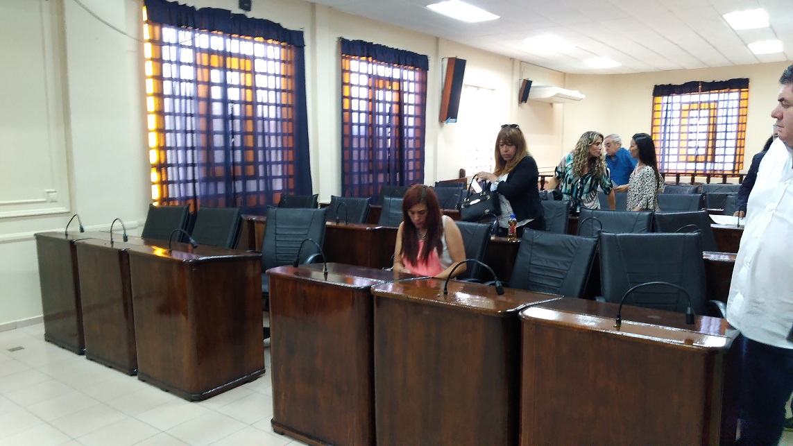 La oposición vació el Concejo y denunció despidos y persecución