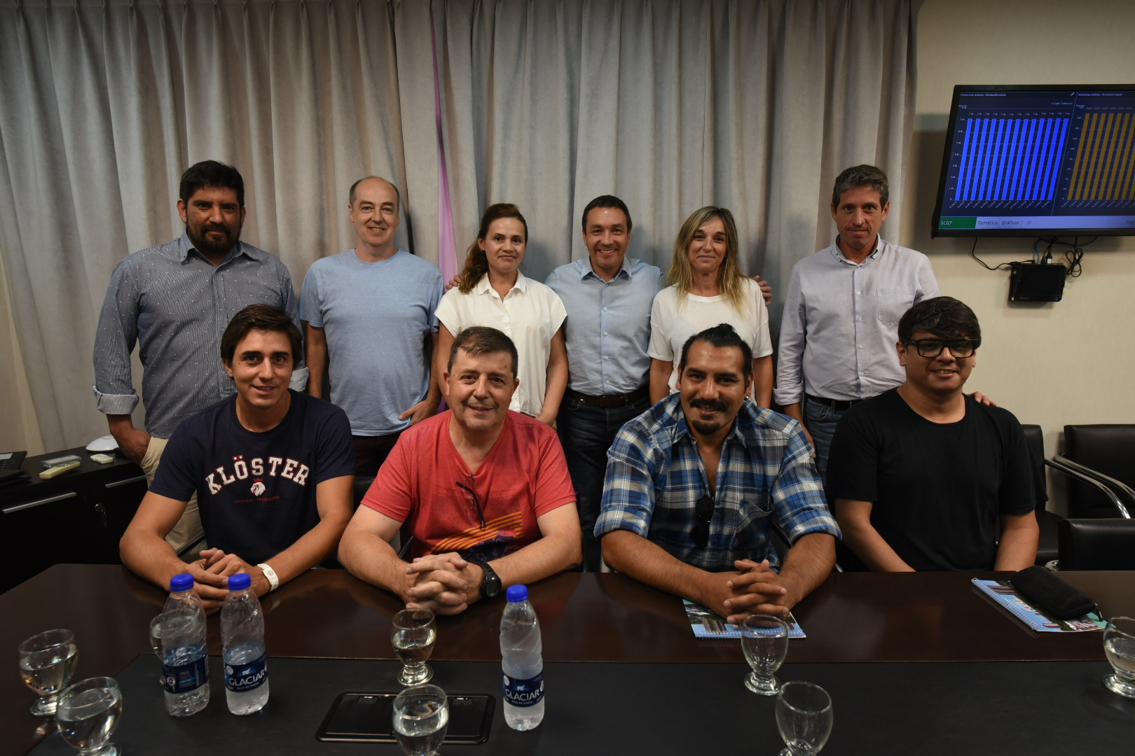 Watson se reunió con comerciantes que ofrecen el kit escolar económico