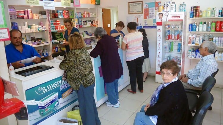 Con horario habitual, las farmacias priorizan la atención de adultos mayores