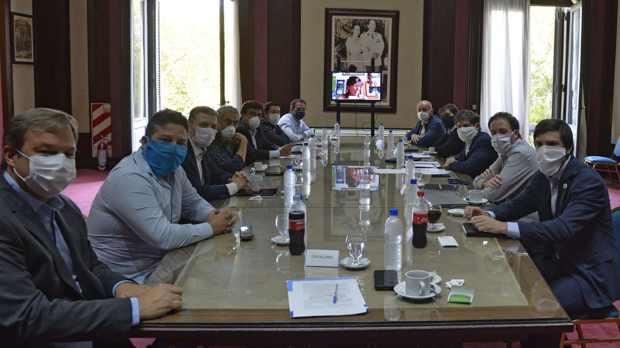 Kicillof recibió a intendentes para evaluar el auxilio a los municipios