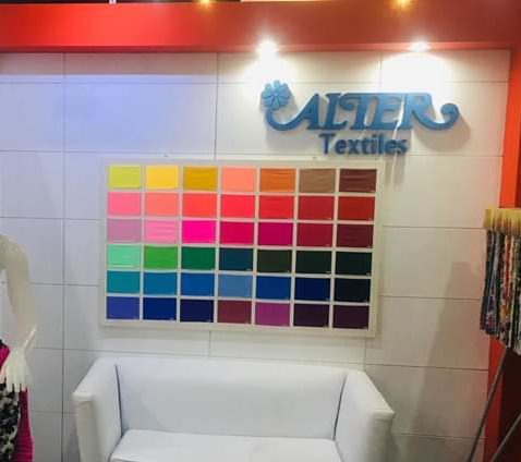 Trabajadores de una textil reclaman el pago de salarios