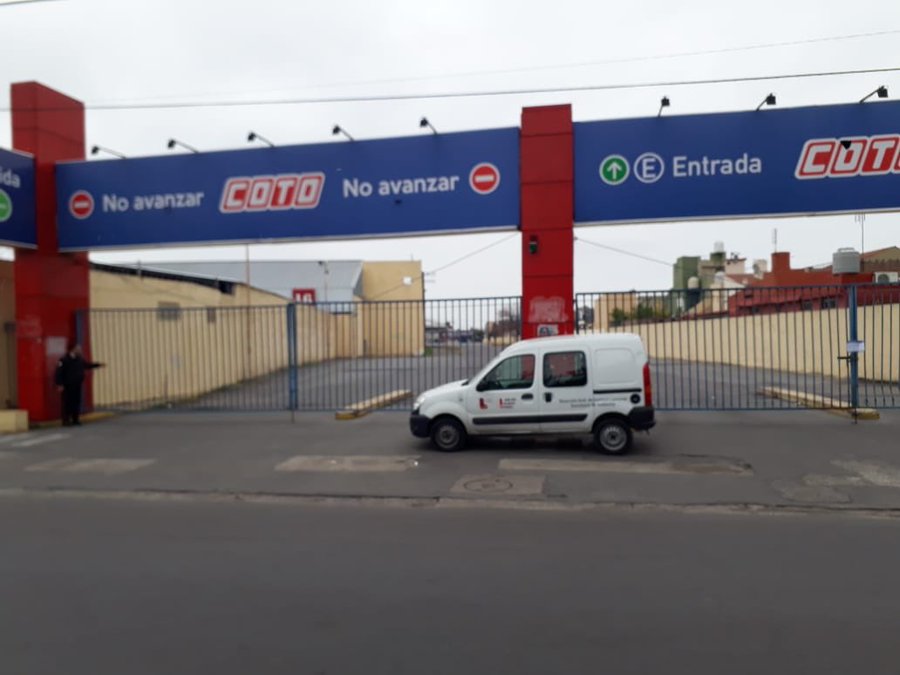 Tras confirmarse 21 casos positivos, cierran por un día la sucursal Lanús de Coto