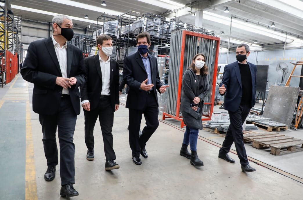 Ferraresi y Costa recorrieron una empresa que accedió a un crédito del FOGABA