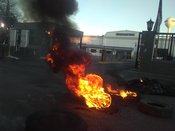 Reclamo salarial y cruces gremiales en la planta de Firestone