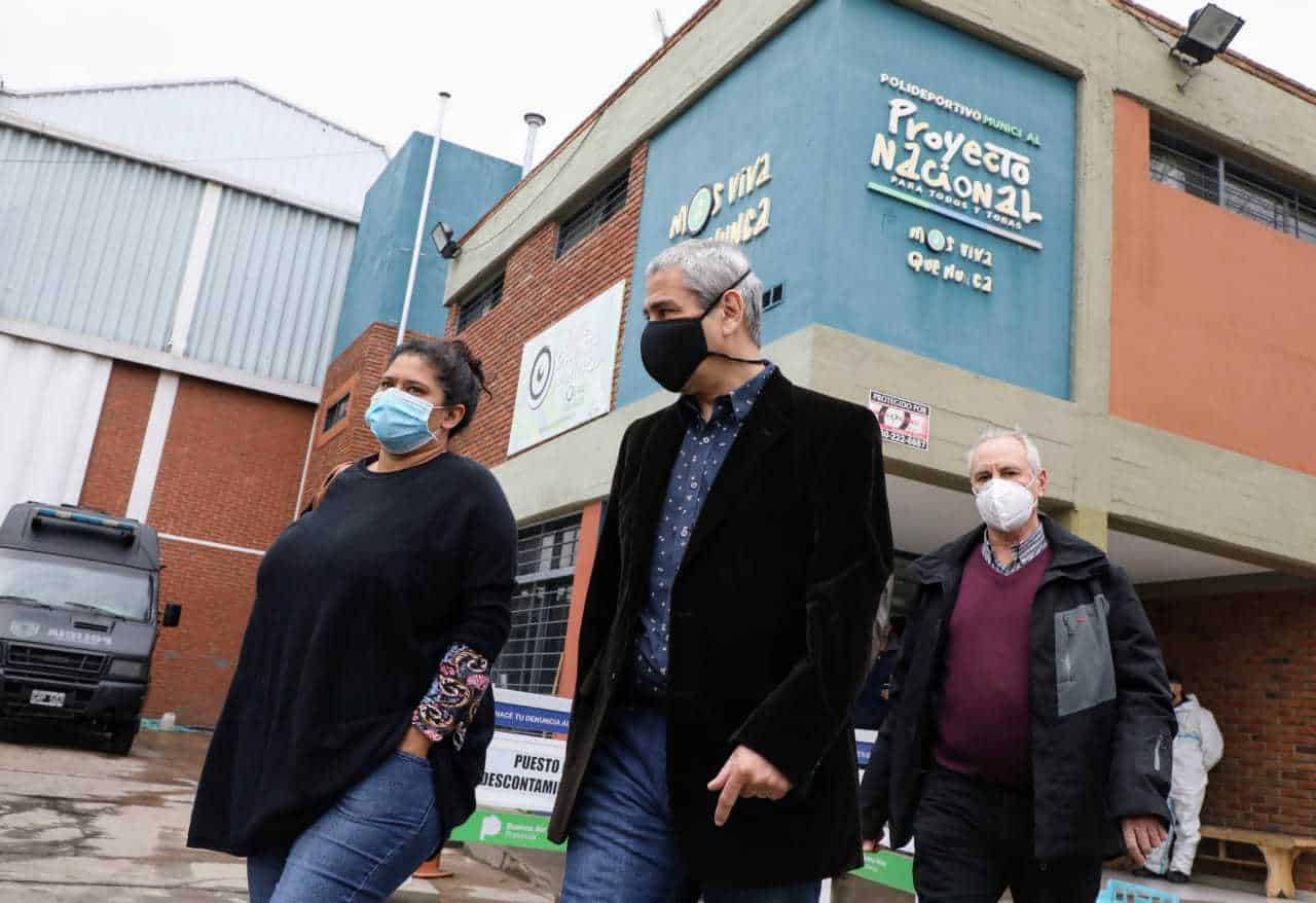 Ferraresi recorrió Villa Azul con la titular del OPISU