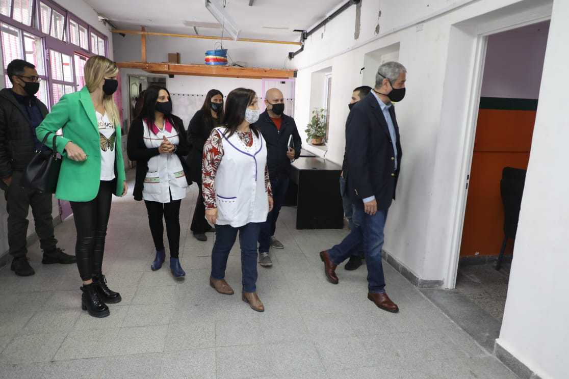 Ferraresi recorrió y entregó subsidios para 22 escuelas