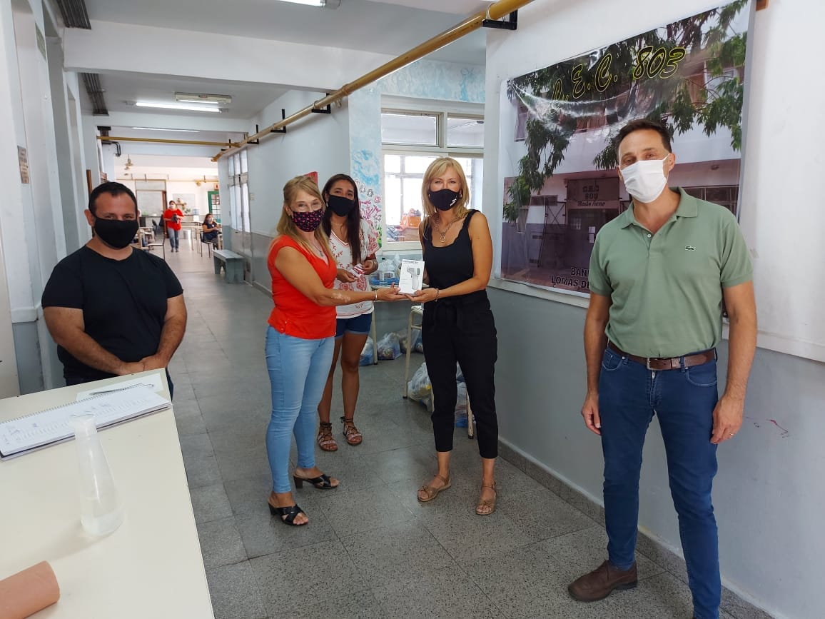 Viñuales se recuesta en las escuelas para recorrer el distrito y suma ex funcionarios