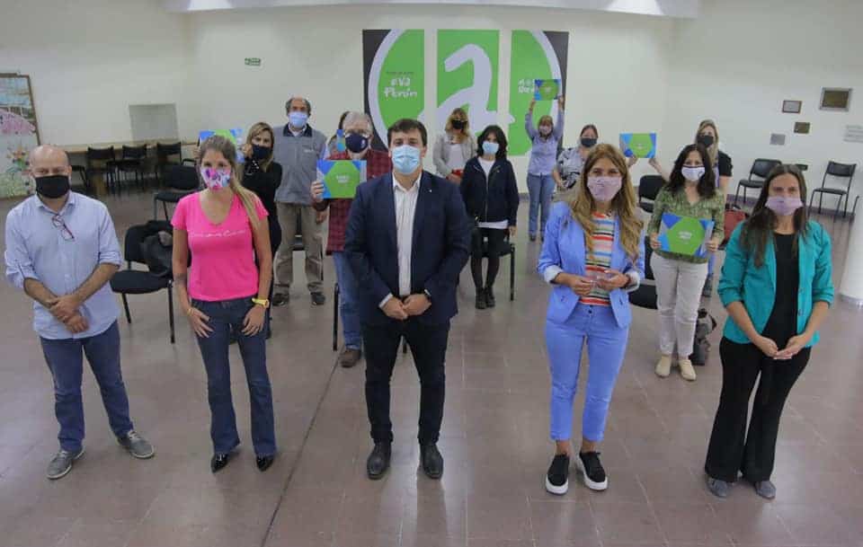 Entregaron subsidios por más de 59 millones de pesos a escuelas del distrito