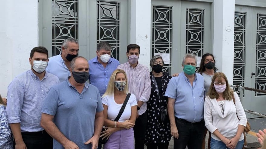 La oposición criticó la campaña de vacunación y la “inacción de un estado ausente”