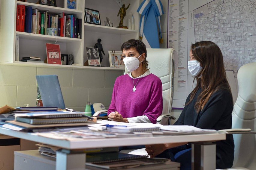 Mayra firmó contratos de obras para el barrio Novak y el CIC Agustín Ramírez