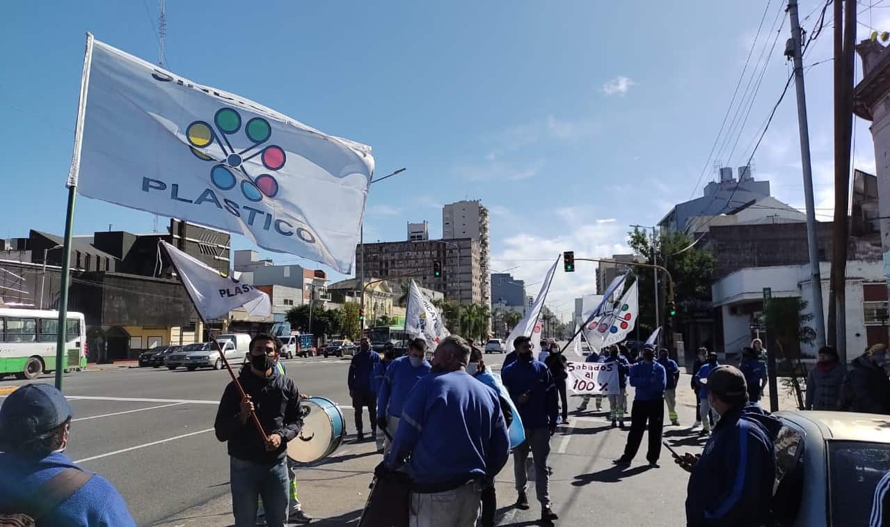 Trabajadores reclaman pago de horas extra y cumplimiento de protocolos sanitarios