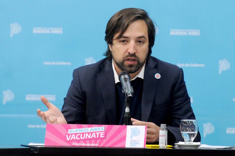 Provincia sale a vacunar contra covid casa por casa en barrios de «baja cobertura»