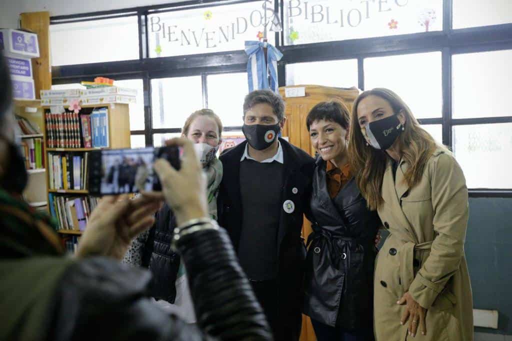 Kicillof recorrió obras en una escuela de Quilmes con Mayra Mendoza y Tolosa Paz