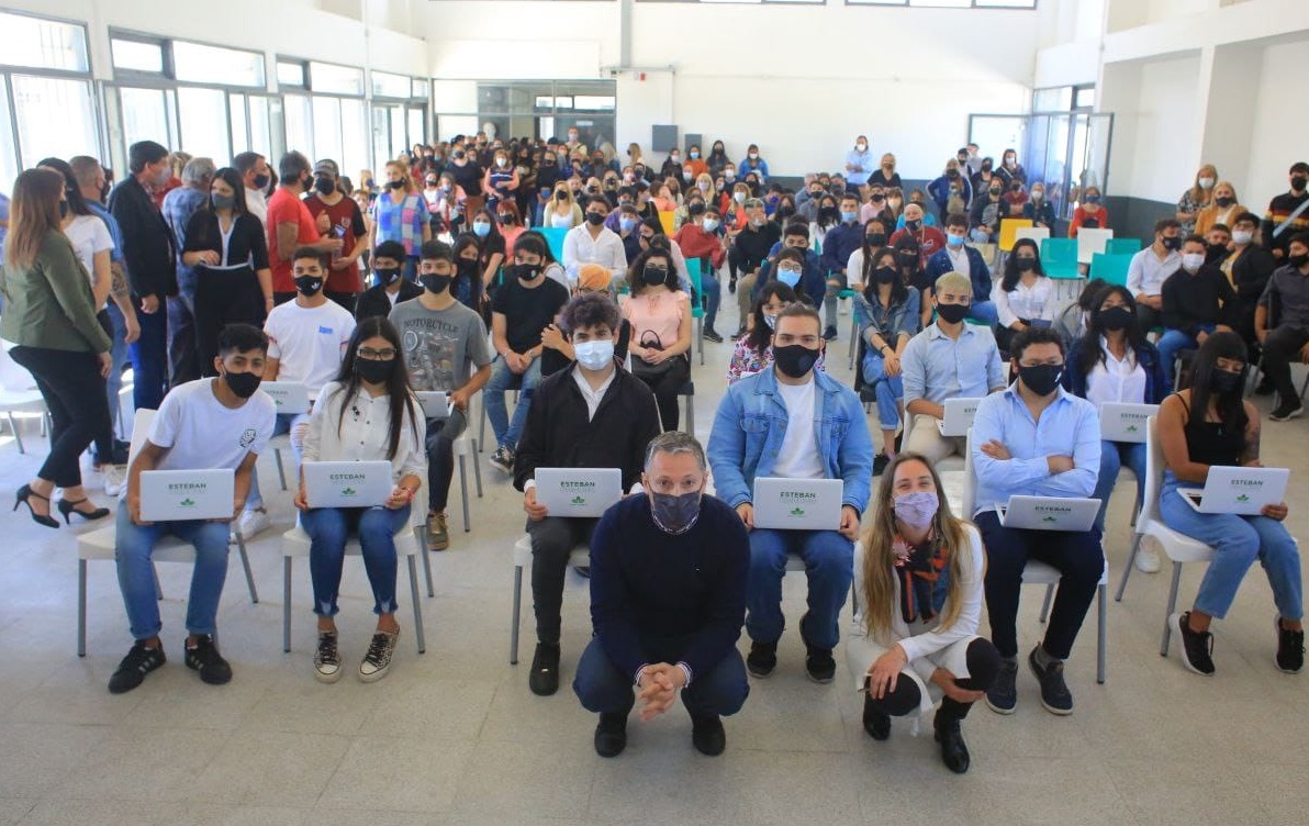 Gray y Vila inauguraron el edificio de una secundaria en El Jagüel