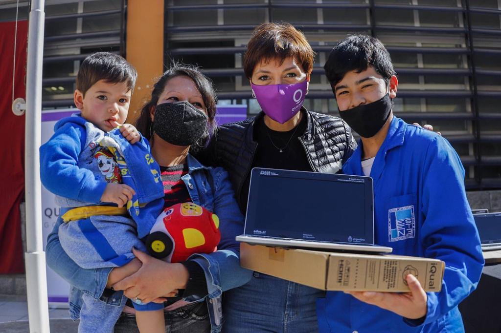 Mayra entregó netbooks a la Escuela Técnica N°3: “Nuestros gobiernos trabajan para construir igualdad”