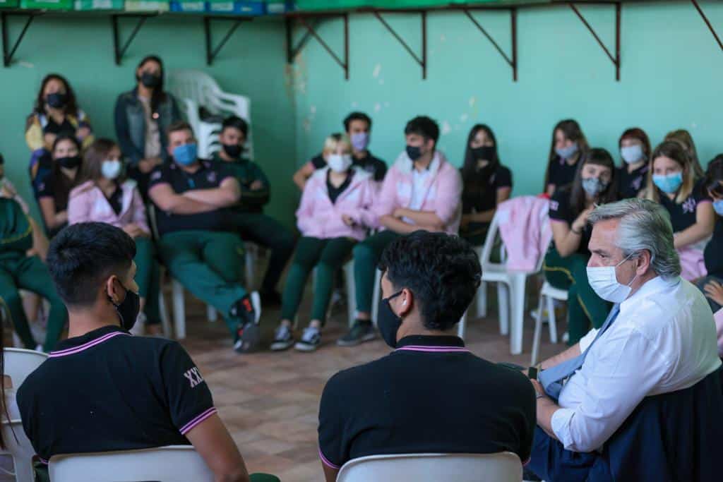#Lomas – En su campaña minimalista, Alberto se reunió con alumnos de secundario en Temperley
