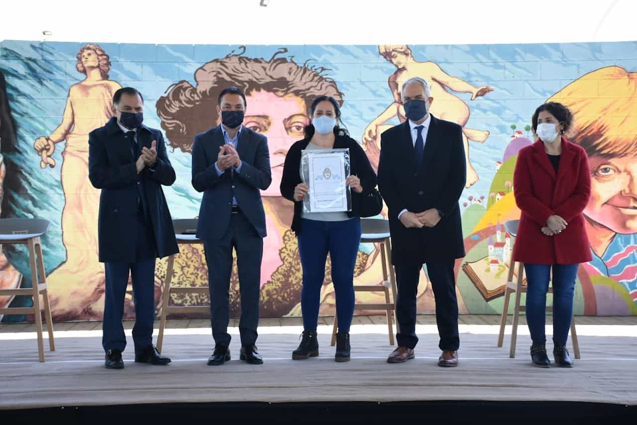 Watson, Alak y Pereyra entregaron escrituras a familias de Varela