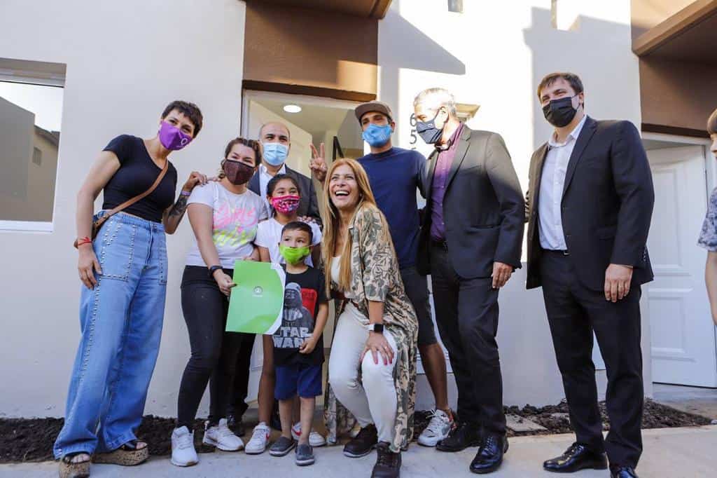 Manzur, Ferraresi y Mayra entregaron viviendas en Villa Azul