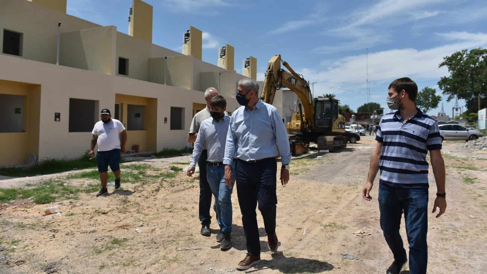 Ferraresi recorrió obras de viviendas en distintos barrios de Avellaneda