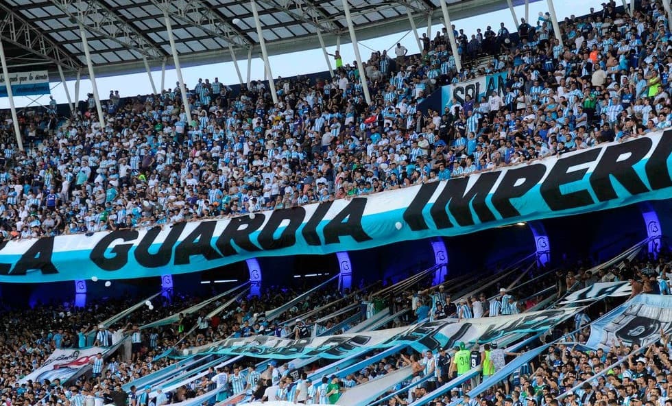 Enfrentamiento entre barras de Racing en pleno centro