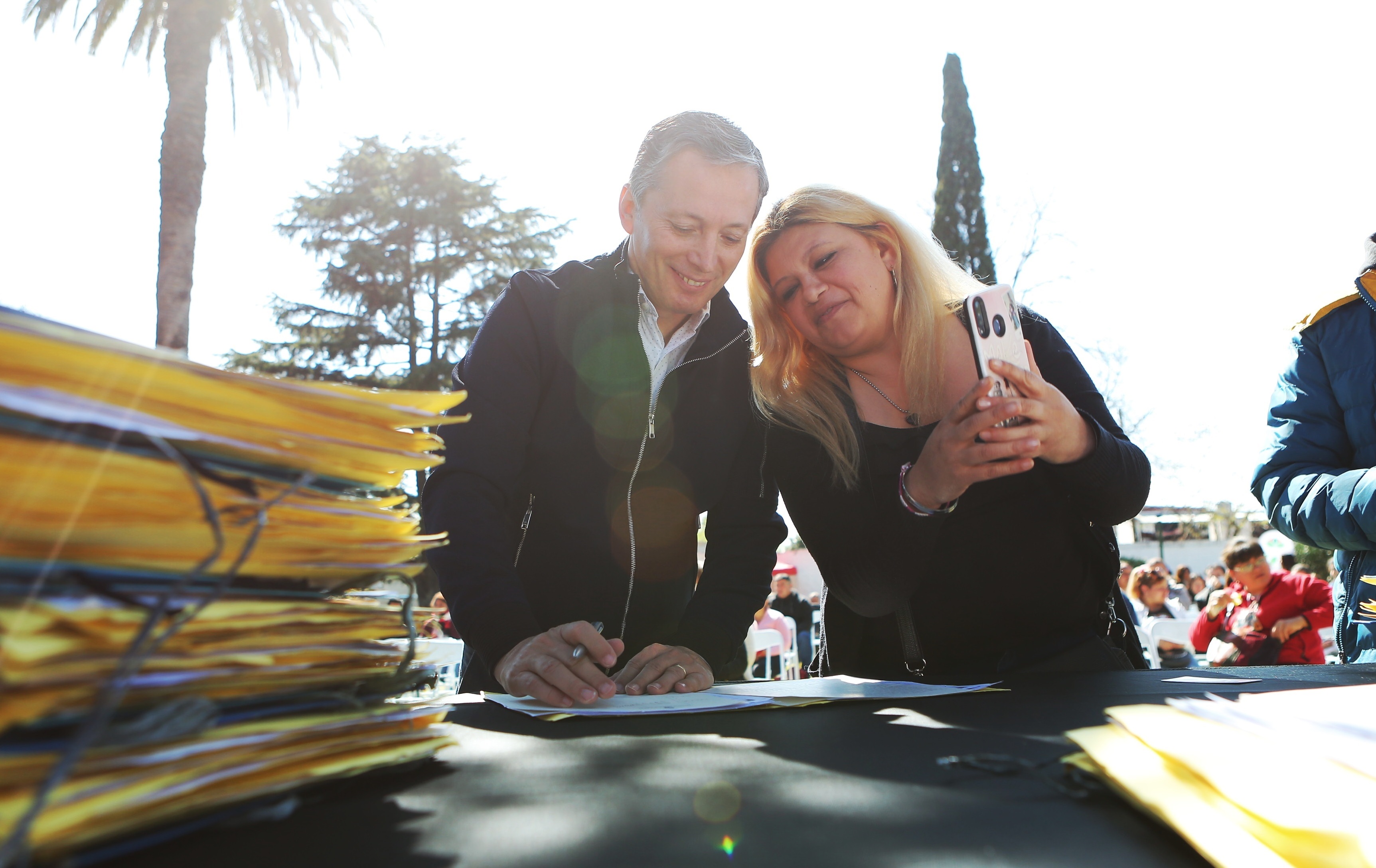 Gray participó de la firma de 234 escrituras de vecinas y vecinos