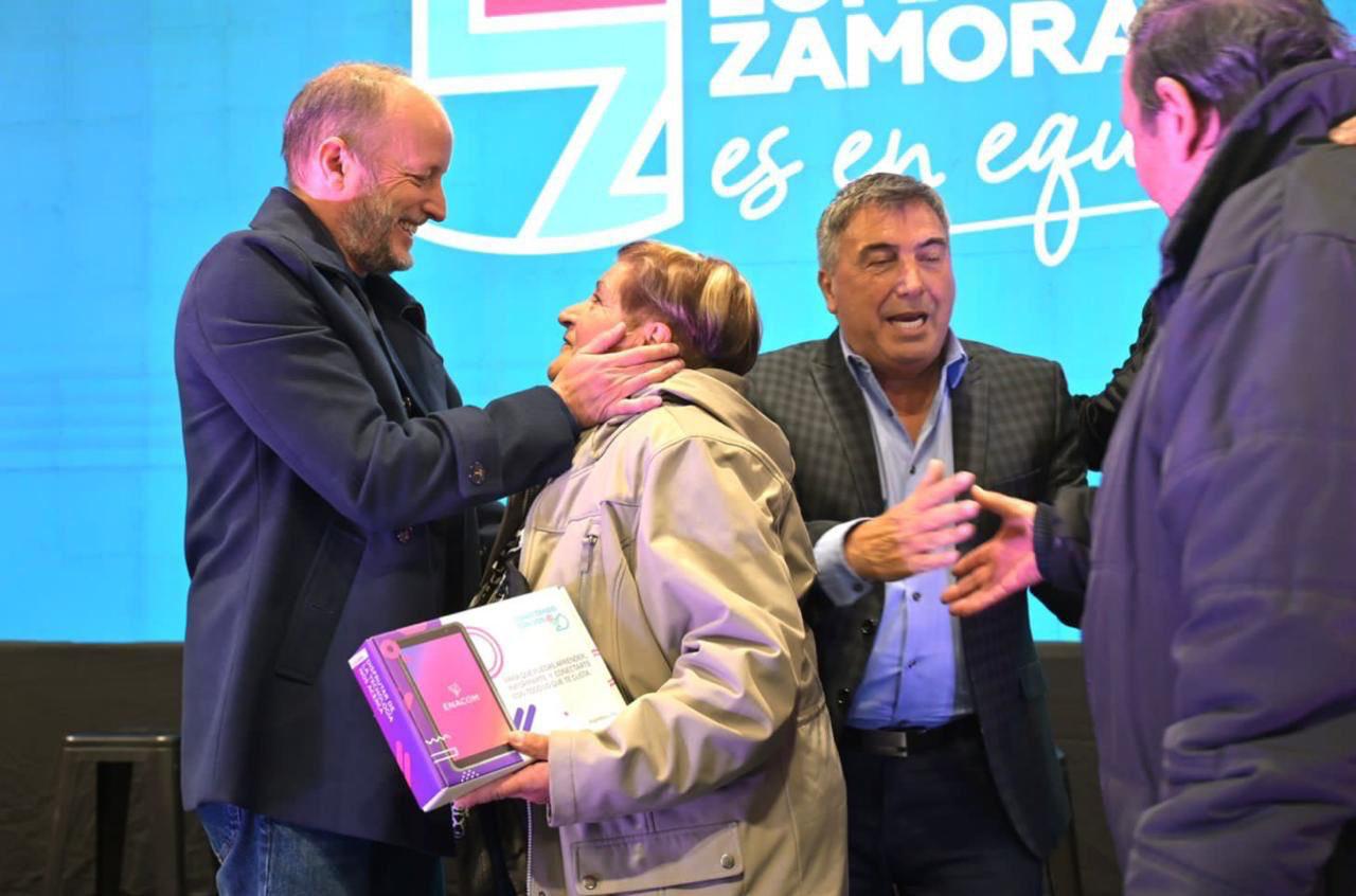 Insaurralde entregó tablets del Enacom para jubilados