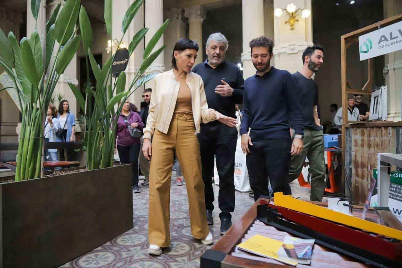 Mayra junto a emprendedores y empresarios en la Expo Deco Quilmes