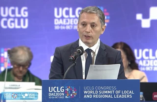 Gray fue elegido vicepresidente de Ciudades y Gobiernos Locales Unidos