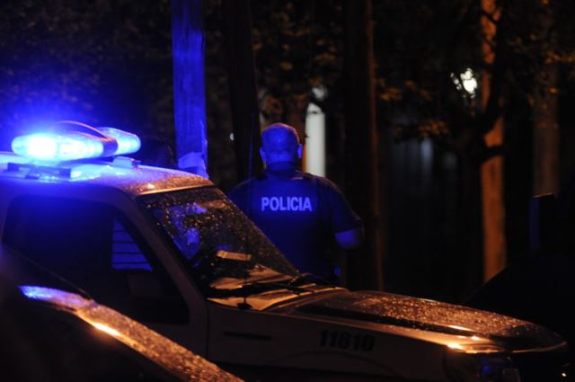 Le robaron el auto y su arma reglamentaria a un policía en Solano