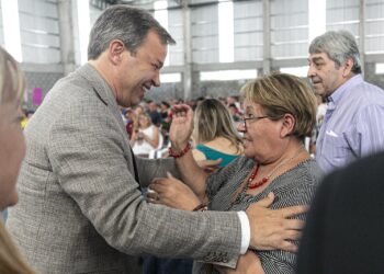Cascallares encabezó un acto de firma de escrituras en Don Orione