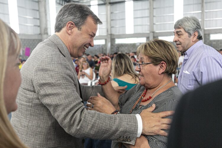 Cascallares encabezó un acto de firma de escrituras en Don Orione