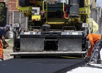 El Municipio pavimenta más de 110 nuevas cuadras en Longchamps y Glew