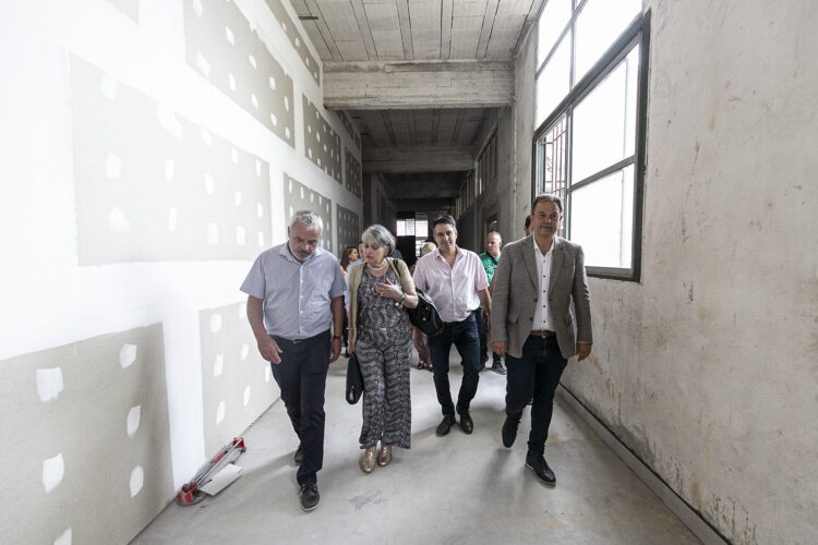 Cascallares entregó netbook y recorrió las obras de la Técnica N°5 de Calzada