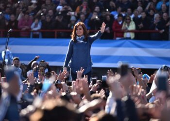 CFK llega a La Plata en medio de expectativas, una masiva movilización y controles