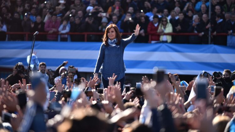 CFK llega a La Plata en medio de expectativas, una masiva movilización y controles