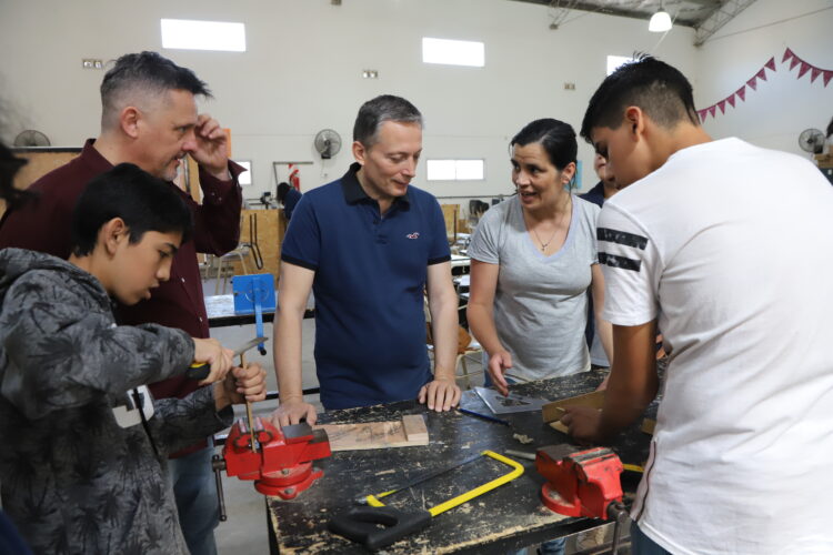Gray recorrió las obras de la Escuela Técnica N° 1