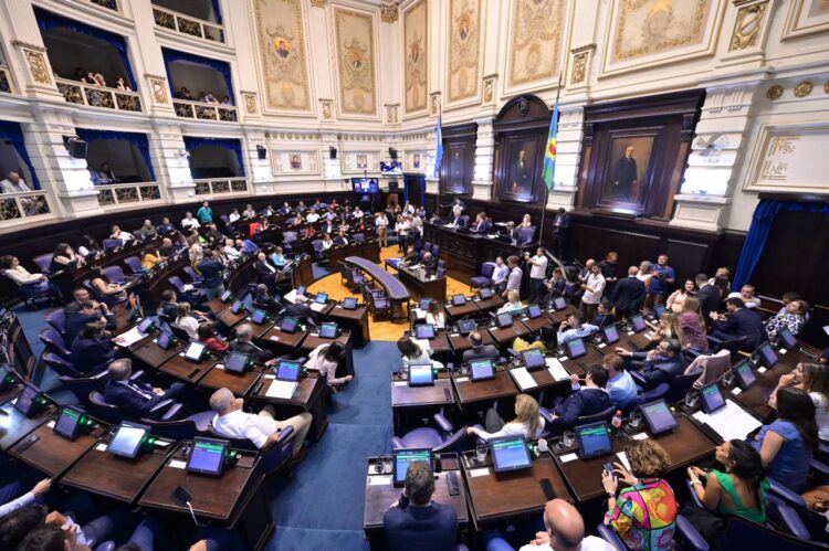 De madrugada y tras largas horas de negociación, la Legislatura aprobó el Presupuesto de Kicillof