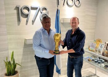 Insaurralde, el único dirigente político que tocó la copa del mundo