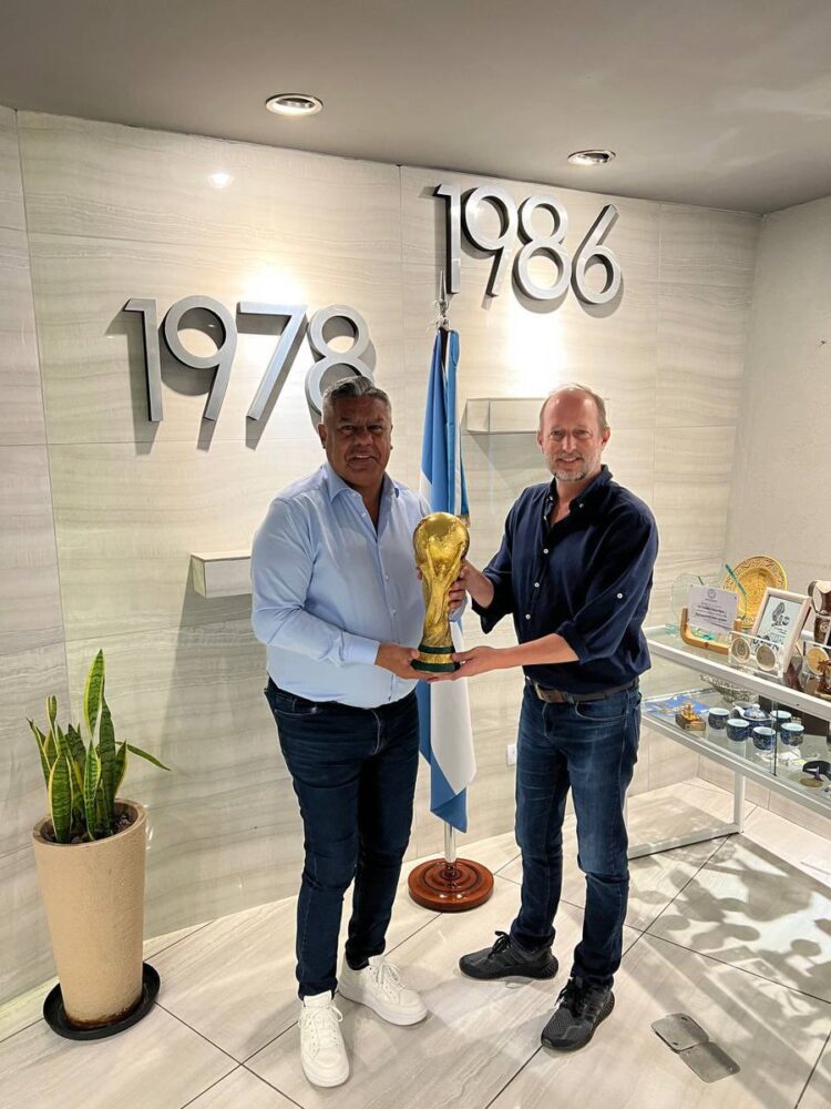 Insaurralde, el único dirigente político que tocó la copa del mundo