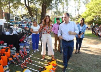 Gray y Tolosa Paz entregaron maquinarias, herramientas e insumos a emprendedores