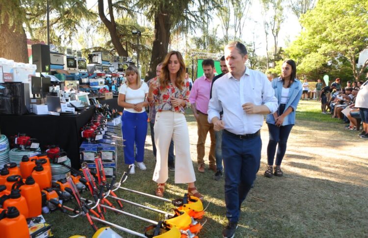 Gray y Tolosa Paz entregaron maquinarias, herramientas e insumos a emprendedores