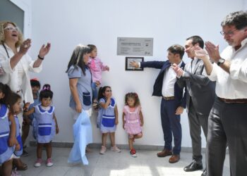 Con críticas a Vidal, Kicillof inauguró un jardín en Varela